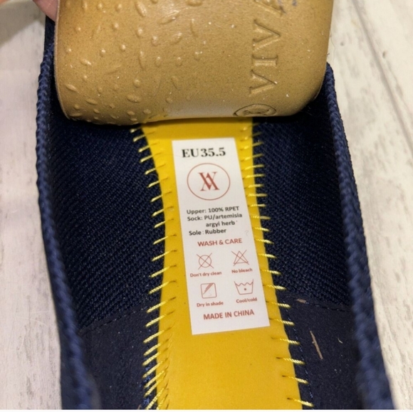 Womens Size 35.5 (5.5) Vivaia Navy Blue Flats EUC - Picture 6 of 6